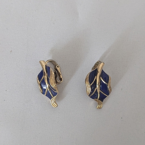Vintage Trifari clip on gold toned and blue leaf  earrings - Picture 3 of 4